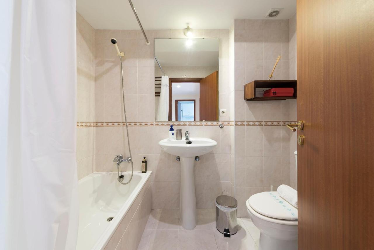 Lovelystay - Homey Feeling Flat W/ Free Parking Porto Exterior foto